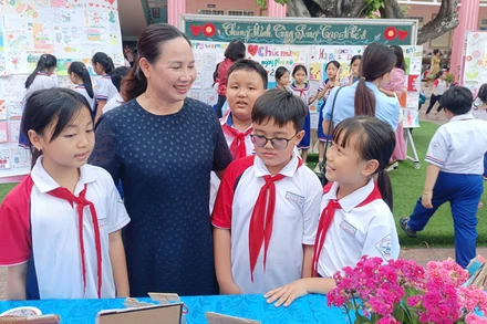 Các em học sinh bên cô Lê Thị Hồng Liên trong một buổi ngoại khóa.