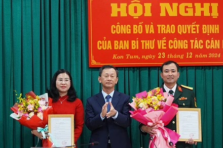 Đồng chí Dương Văn Trang trao Quyết định và tặng hoa 2 đồng chí Trương Thị Linh và Nguyễn Thế Vinh.