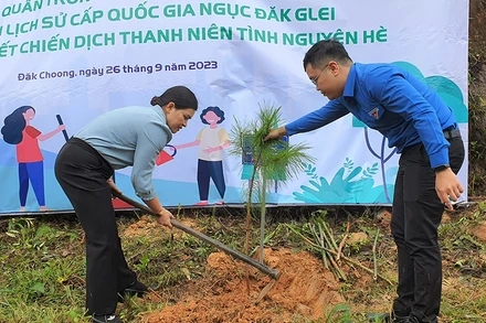 Các đại biểu trồng cây tại Di tích lịch sử quốc gia Ngục Đăk Glei.