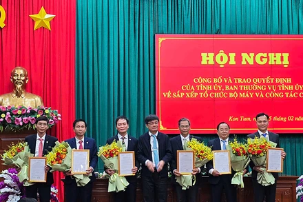 Trao Quyết định cho 6 đơn vị hành chính thành lập mới.