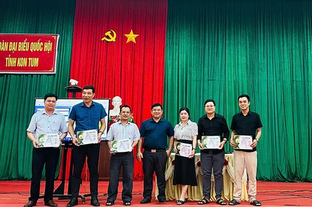 Trao giấy chứng nhận hoàn thành khóa học cho các học viên.