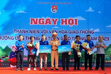 Trao kinh phí hỗ trợ Đội thanh niên xung kích tham gia sơ cứu, ứng cứu nhanh tai nạn giao thông.
