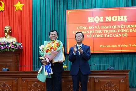 Đồng chí Dương Văn Trang trao hoa và quyết định chuẩn y đồng chí Nguyễn Đức Tuy giữ chức vụ Phó Bí thư Tỉnh ủy.