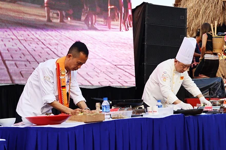 Các đầu bếp trình diễn chế biến các món ăn từ đẳng sâm.