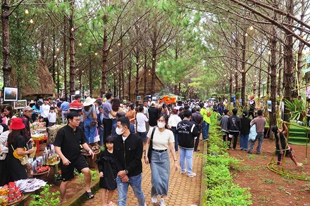 Đông đảo du khách đến với Măng Đen dịp Lễ Quốc khánh