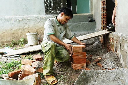 Sau khi hòa nhập cộng đồng, A Kai tích cực làm thêm công việc để kiếm thêm thu nhập cho gia đình.