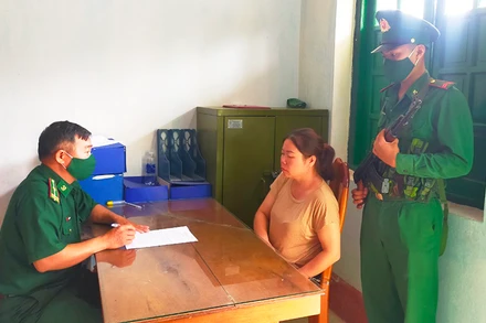 Lực lượng chức năng lấy lời khai của đối tượng Lã Thị Tuyết.