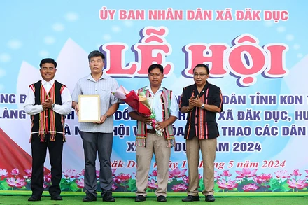 Trao quyết định của Ủy ban nhân dân tỉnh Kon Tum công nhận Làng du lịch cộng đồng Đăk Răng.