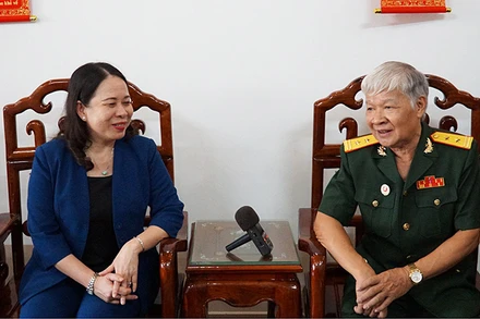 Quyền Chủ tịch nước Võ Thị Ánh Xuân thăm hỏi cựu chiến binh Trần Đình Thị.