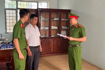 Thi hành Quyết định khởi tố bị can, Lệnh bắt bị can để tạm giam và Lệnh khám xét đối với Hoàng Văn Đạt.