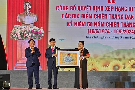 Trao Quyết định xếp hạng Di tích Quốc gia Chiến thắng Đăk Pék.