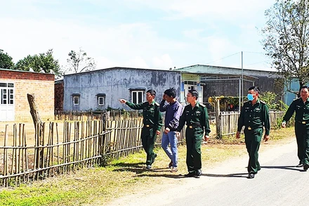 Cán bộ, chiến sĩ Đồn Biên phòng Sa Loong phối hợp với Ban Công tác mặt trận thôn Giang Lố 2 ngăn ngừa tà đạo Hà Mòn len lỏi, tiếp cận người dân.