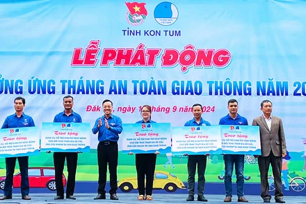 Trao dụng cụ và hỗ trợ kinh phí hoạt động cho 5 Đội thanh niên xung kích tham gia sơ cứu, ứng cứu nhanh tai nạn giao thông trên quốc lộ 14.
