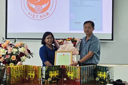 Trao Quyết định và Giấy chứng nhận đăng ký nhãn hiệu chứng nhận Yến sào Kon Tum cho Sở Nông nghiệp và Phát triển nông thôn.