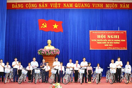 Trao tặng xe đạp cho các em học sinh nghèo hiếu học huyện Ia H'Drai