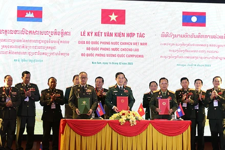 Bộ trưởng Quốc phòng ba nước ký kết văn kiện hợp tác.