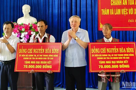 Đồng chí Nguyễn Hòa Bình trao 2 nhà đại đoàn kết tại xã Đăk Ring.