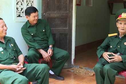 Ông Nguyễn Văn Thanh ôn lại ký ức chiến dịch Điện Biên Phủ cùng các hội viên Hội cựu chiến binh huyện Đăk Hà.