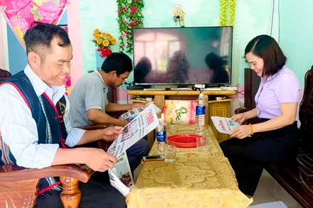 Chi bộ thôn Kon Jong, xã Ngọk Réo, huyện Đăk Hà thực hiện tốt việc đọc, sử dụng các ấn phẩm báo, tạp chí của Đảng.