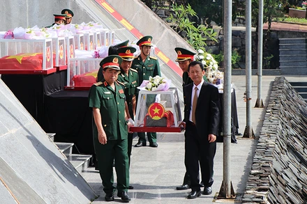 Đồng chí Dương Văn Trang, Ủy viên Trung ương Đảng, Bí thư Tỉnh ủy, Chủ tịch Hội đồng nhân dân tỉnh Kon Tum và Trung tướng Trịnh Đình Thạch, Bí thư Đảng ủy, Chính ủy Quân khu 5 đưa các liệt sĩ về nơi an nghỉ cuối cùng.