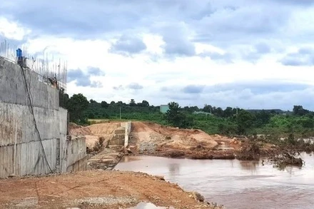 Đập thủy điện bị lũ cuốn.