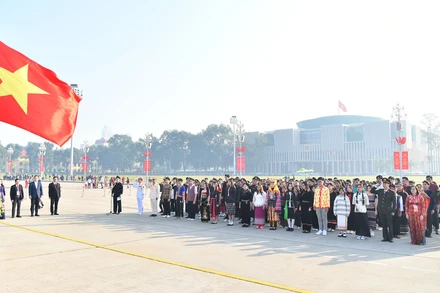 Đoàn học sinh, sinh viên, thanh niên dân tộc thiểu số xuất sắc, tiêu biểu làm lễ báo công dâng Bác trước Lăng Chủ tịch Hồ Chí Minh.