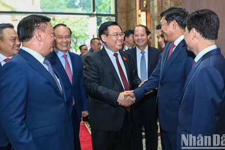 Chủ tịch Quốc hội Vương Đình Huệ với các đồng chí lãnh đạo thành phố Hà Nội.