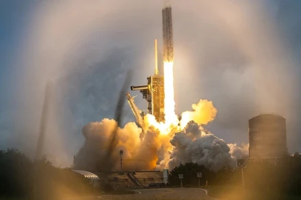 Tên lửa đẩy Falcon Heavy của Công ty SpaceX mang theo tàu vũ trụ Psyche rời bệ phóng tại Trung tâm Vũ trụ Kennedy ở bang Florida (Mỹ), ngày 13/10. (Ảnh: AFP/TTXVN)