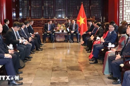 Chủ tịch Quốc hội tiếp ông Vương Đồng Trụ, Chủ tịch Hội đồng quản trị Tập đoàn Xây dựng giao thông Trung Quốc. (Ảnh: TTXVN)