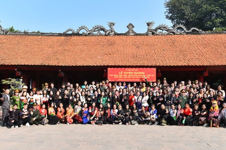 Các đại biểu và Đoàn học sinh, sinh viên, thanh niên dân tộc thiểu số ghi lại khoảnh khắc lưu niệm sau buổi lễ dâng hương và ghi danh sổ vàng.