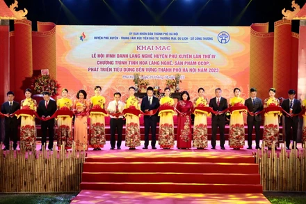 Cắt băng khai mạc chương trình "Tinh hoa làng nghề, sản phẩm OCOP thành phố Hà Nội năm 2023".