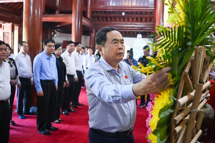 Chủ tịch Quốc hội Trần Thanh Mẫn dâng hoa tại đền thờ Chủ tịch Hồ Chí Minh tại Nghĩa trang Liệt sĩ quốc tế Việt-Lào.