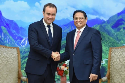 Thủ tướng Phạm Minh Chính cùng Bộ trưởng Quân đội Cộng hòa Pháp Sébastien Lecornu.