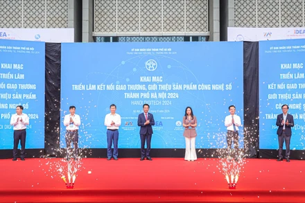 Các đại biểu thực hiện nghi thức khai mạc.