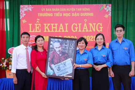 Đại diện Đoàn Thanh niên Báo Nhân Dân trao tặng bức tranh Bác Hồ đọc Báo Nhân Dân.