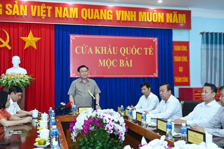 Chủ tịch Quốc hội Vương Đình Huệ phát biểu tại buổi làm việc với các lực lượng làm nhiệm vụ tại cửa khẩu Quốc tế Mộc Bài. (Ảnh: DUY LINH)