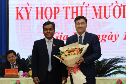 Bí thư Tỉnh ủy, Chủ tịch Hội đồng nhân dân tỉnh Hồ Văn Niên chúc mừng tân Phó Chủ tịch Ủy ban nhân dân tỉnh Gia Lai Nguyễn Tuấn Anh. (Ảnh: ĐỨC THỤY)