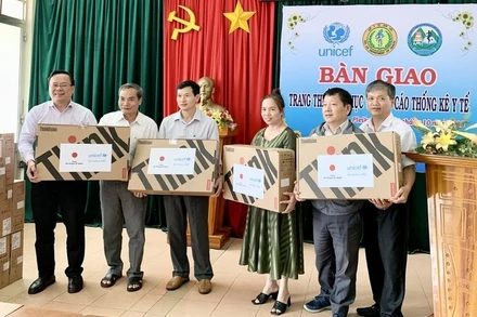Đại diện các đơn vị nhận trang thiết bị do UNICEF hỗ trợ. Ảnh: Như Nguyện