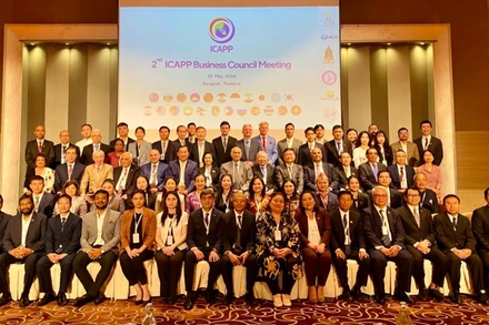 Các đại biểu tại cuộc họp.