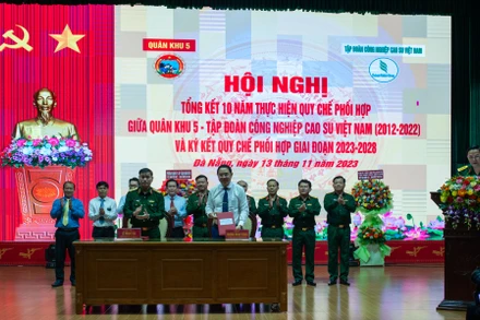Đại diện Tập đoàn Công nghiệp Cao su Việt Nam và Quân khu 5 ký kết quy chế phối hợp giai đoạn 2023-2028.