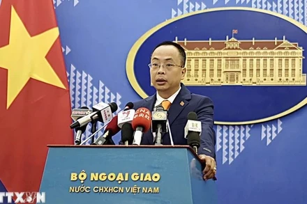 Phó Phát ngôn Bộ Ngoại giao Việt Nam Đoàn Khắc Việt trả lời câu hỏi của các cơ quan báo chí. (Ảnh: TTXVN)