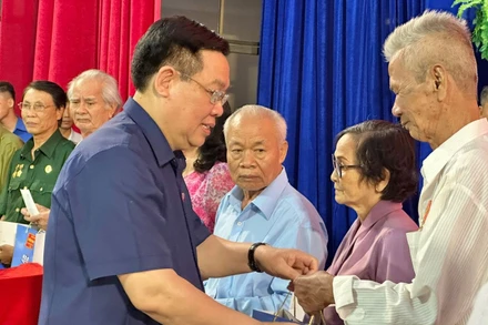 Chủ tịch Quốc hội và đại diện lãnh đạo tỉnh trao quà Tết tặng các gia đình chính sách, hộ nghèo tỉnh Bạc Liêu.