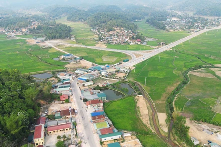 Nằm cách thành phố Điện Biên Phủ, tỉnh Điện Biên khoảng 30km, dọc theo Quốc lộ 279B, mất khoảng gần 1 giờ đồng hồ di chuyển là Khu tưởng niệm và Sở chỉ huy chiến dịch Điện Biên Phủ, tại xã Mường Phăng, nơi góp phần quan trọng làm nên một chiến thắng lịch sử sau 56 ngày đêm khoét núi, ngủ hầm, mưa dầm, cơm vắt, máu trộn bùn non.