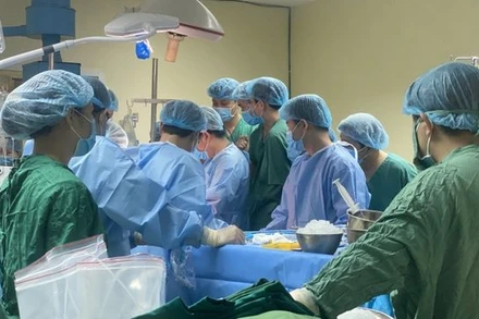 Thủ tướng Chính phủ tri ân gia đình người hiến tạng, khen tập thể y bác sĩ điều phối, ghép tạng cứu sống 7 người