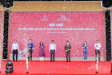 Nghi thức khai mạc hội chợ.