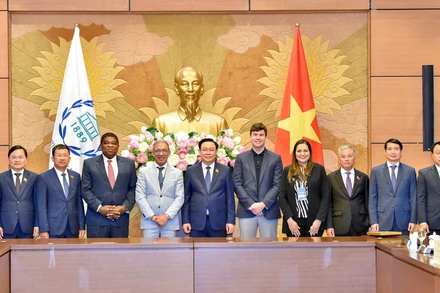 Chủ tịch Quốc hội Vương Đình Huệ, Chủ tịch IPU Duarte Pacheco, Tổng Thư ký IPU Martin Chungong, Chủ tịch IPU trẻ Dan Carden chụp ảnh lưu niệm với các đại biểu tại buổi tiếp.