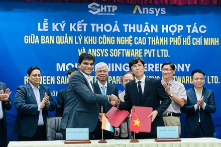 Lãnh đạo hai đơn vị thực hiện việc ký kết thỏa thuận hợp tác phát triển đội ngũ nhân lực ngành vi mạch bán dẫn tại Việt Nam.