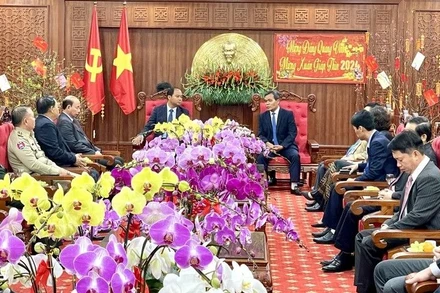 Bí thư Tỉnh ủy Hồ Văn Niên đón tiếp đoàn cán bộ cấp cao tỉnh Preah Vihear (Vương quốc Campuchia) đến thăm và chúc Tết. (Ảnh: LAM NGUYÊN).