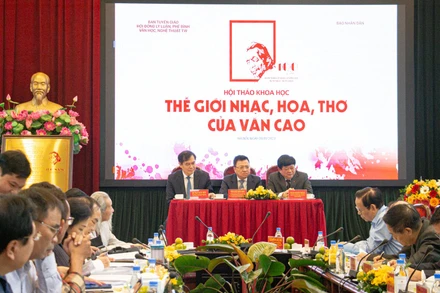 Đồng chí Lê Quốc Minh, Ủy viên Trung ương Đảng, Tổng Biên tập Báo Nhân Dân; Phó Giáo sư, Tiến sĩ, nhà văn Nguyễn Thế Kỷ và đồng chí Phan Xuân Thủy, Phó Trưởng Ban Tuyên giáo Trung ương chủ trì Hội thảo.