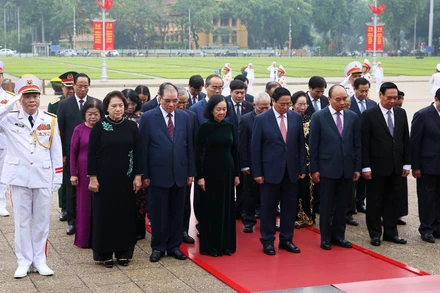 Các đồng chí lãnh đạo, nguyên lãnh đạo Đảng, Nhà nước vào Lăng viếng Chủ tịch Hồ Chí Minh.
